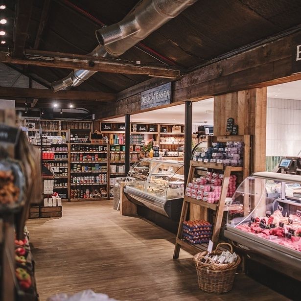 Boutique fermière rustique avec rayons et vitrines de produits frais